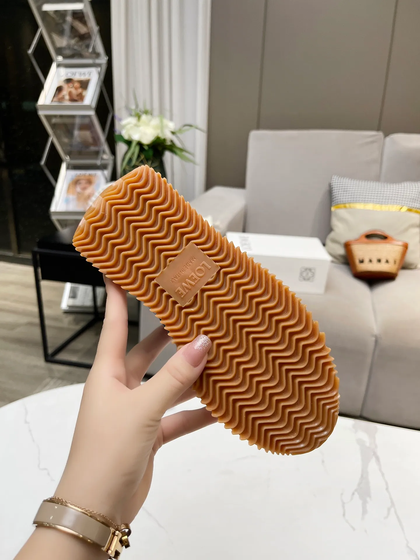 👟👟Ex-factory price 520👟👟 Men's code +10 Women's model: 35--39 (customized code 40 for women), Men's model: 40--44 (customized code 45 for men), 🔥🔥Hot LOEWE 2024 latest inner color block moral training shoes Forrest Gump shoes super good-looking super versatile color block stitching upper Very high-end hidden inner vagina 4cm! The heel has a novel design, is soft and comfortable, and has an exclusive brand logo on the side. It will be rated as the most comfortable sneaker of the year and is a must-have for your shoe cabinet!  The upper is made of special original cowhide + original cloth imported from Australia. The cowhide insole / original private model is exclusively customized with a 1:1 outsole!  Complete set in original packaging.